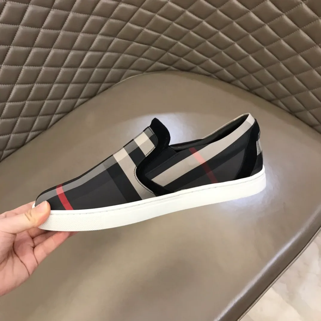 p340 "BURBERR*" men's classic low-top sneakers are reinterpreted in Vintage checkered cotton and matte calfskin, decorated with a new brand logo. First-layer sheepskin lining, embossed Burberry logo on the heel, and original TPU outsole! Size: 38-44